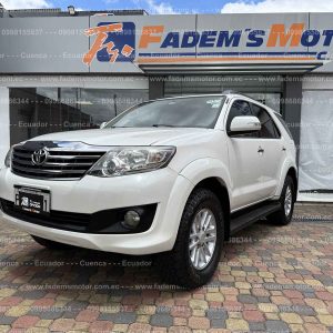 toyota-suv-todo-terreno-gasolina-4x4-3-filas-7-pasajeros-awt-fortuner-2.7-tm-manual-2013-blanco-full-cuero-estribos-parrilla-halogenos-aros-retrovisores-con-direccionales-alerón-sensores-de-parqueo-pantalla-camara-de-retro-barra-de-tiro-alarma-faros-led-con-regulador-de-altura-aire-acondicionado-aribags