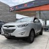 todo-terreno-suv-4x2-gasolina-hyundai-tucson-ix-sf-2.0-plateado-2014-ta-automatico-full-equipo-faros-led-luces-guia-diurnas-halogenos-parrilla-mandos-de-audio-al-volante-pantalla-original-cd/mp3-audio-bluetooth-retrovisores-electricos-con-direccionales-aros-deportivos-hyundai-shiftronic-semimanual-doble-caja