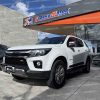 suv-todo-terreno-diesel-4x4-2024-blanco-automatico-ta-chevrolet-trailblazer-premier-2.8-3-filas-de-asientos-7-pasajeros-estribos-halogenos-aros-parrilla-aleron-retrovisores-cromados-con-direccionales-barra-de-tiro-sensores-de-parqueo-laminas-de-seguridad-frenos-abs-4-frenos-de-disco-ventilados-asientos-de-cuero-mandos-de-audio-al-volante-4-vidrios-y-retrovisores-electricos-acabados-de-cuero-aire-acondicionado-bizona-pantalla-camara-de-retro-audio-bluetooth-apple-carplay-android-auto-control-de-estabilidad-seguimiento-de-carril-velocidad-crucero
