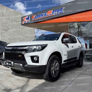 suv-todo-terreno-diesel-4x4-2024-blanco-automatico-ta-chevrolet-trailblazer-premier-2.8-3-filas-de-asientos-7-pasajeros-estribos-halogenos-aros-parrilla-aleron-retrovisores-cromados-con-direccionales-barra-de-tiro-sensores-de-parqueo-laminas-de-seguridad-frenos-abs-4-frenos-de-disco-ventilados-asientos-de-cuero-mandos-de-audio-al-volante-4-vidrios-y-retrovisores-electricos-acabados-de-cuero-aire-acondicionado-bizona-pantalla-camara-de-retro-audio-bluetooth-apple-carplay-android-auto-control-de-estabilidad-seguimiento-de-carril-velocidad-crucero