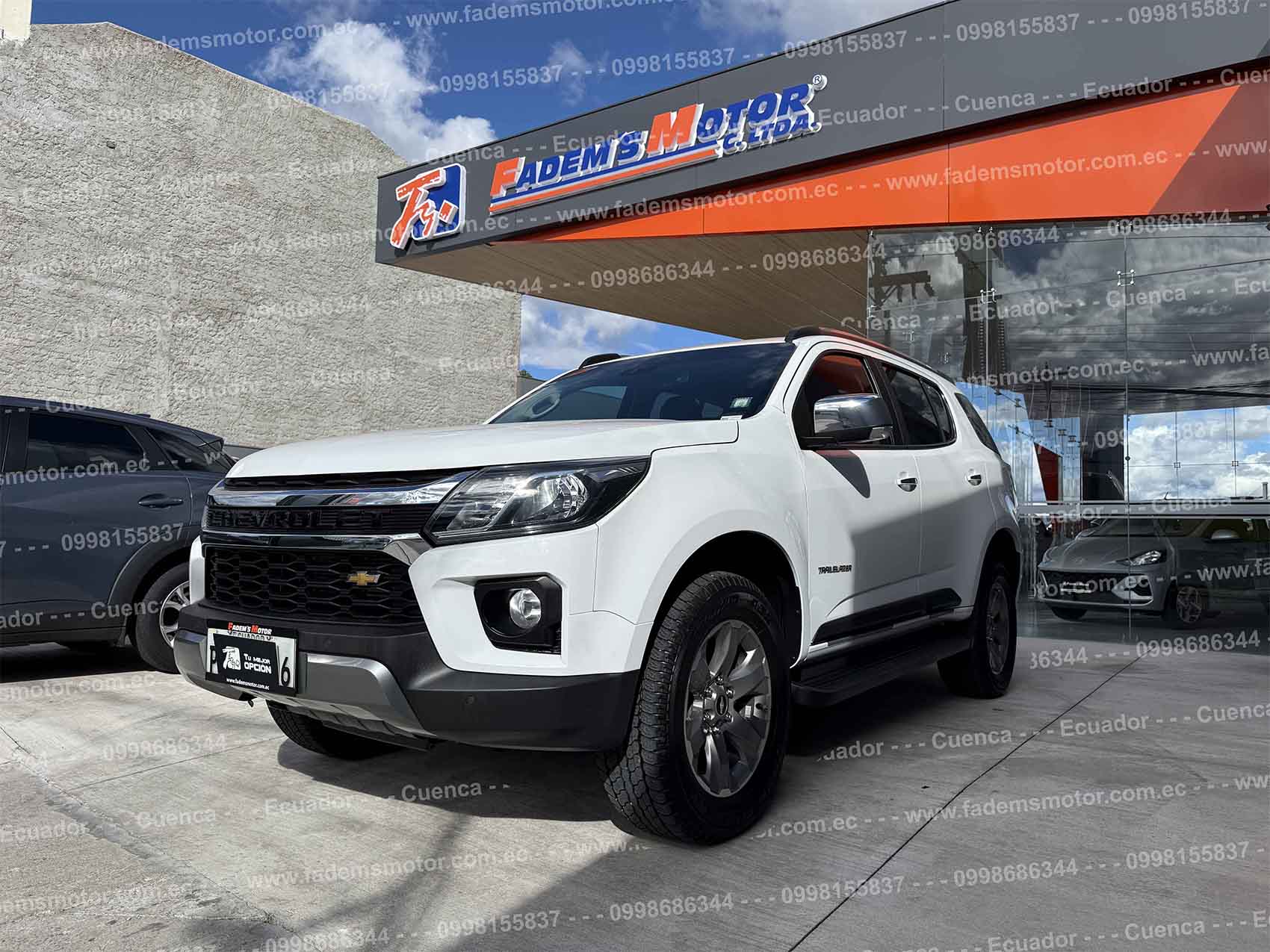 suv-todo-terreno-diesel-4x4-2024-blanco-automatico-ta-chevrolet-trailblazer-premier-2.8-3-filas-de-asientos-7-pasajeros-estribos-halogenos-aros-parrilla-aleron-retrovisores-cromados-con-direccionales-barra-de-tiro-sensores-de-parqueo-laminas-de-seguridad-frenos-abs-4-frenos-de-disco-ventilados-asientos-de-cuero-mandos-de-audio-al-volante-4-vidrios-y-retrovisores-electricos-acabados-de-cuero-aire-acondicionado-bizona-pantalla-camara-de-retro-audio-bluetooth-apple-carplay-android-auto-control-de-estabilidad-seguimiento-de-carril-velocidad-crucero