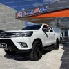 camioneta-pick-up-pickup-gasolina-4x2-toyota-hilux-2.7-full-equipo-doble-cabina-cd-tm-manual-halogenos-aros-deportivos-estribos-retrovisores-cromados-con-direccionales-faros-led-con-regulador-de-altura-mandos-de-audio-al-volante-asistente-de-arranque-en-pendiente-control-de-estabilidad-aire-acondicionado-bizona-pantalla-camara-de-retro-4-vidrios-y-retrovisores-electricos-airbags-audio-bluetooth-modos-de-manejo-usb-aux-2022-blanco