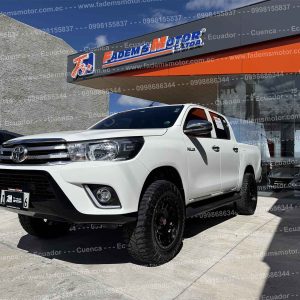 camioneta-pick-up-pickup-gasolina-4x2-toyota-hilux-2.7-full-equipo-doble-cabina-cd-tm-manual-halogenos-aros-deportivos-estribos-retrovisores-cromados-con-direccionales-faros-led-con-regulador-de-altura-mandos-de-audio-al-volante-asistente-de-arranque-en-pendiente-control-de-estabilidad-aire-acondicionado-bizona-pantalla-camara-de-retro-4-vidrios-y-retrovisores-electricos-airbags-audio-bluetooth-modos-de-manejo-usb-aux-2022-blanco