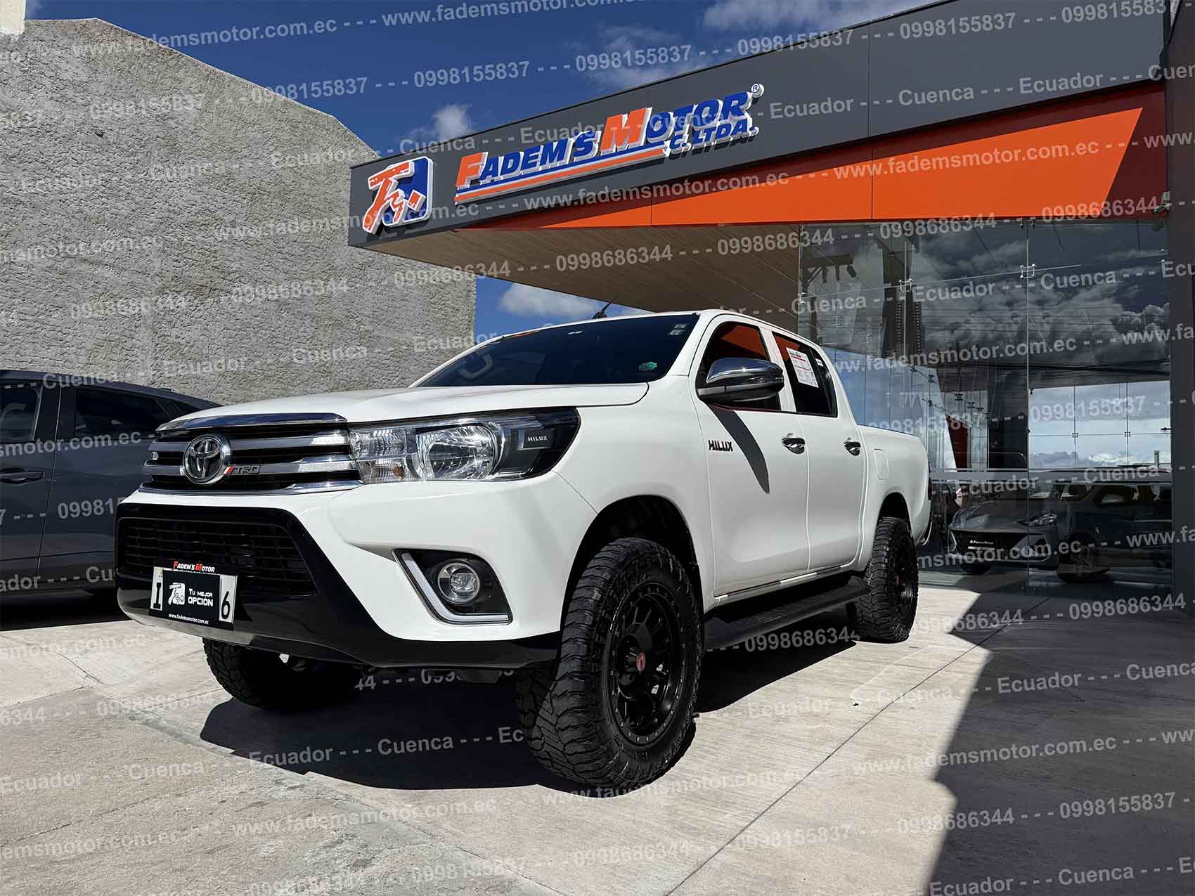camioneta-pick-up-pickup-gasolina-4x2-toyota-hilux-2.7-full-equipo-doble-cabina-cd-tm-manual-halogenos-aros-deportivos-estribos-retrovisores-cromados-con-direccionales-faros-led-con-regulador-de-altura-mandos-de-audio-al-volante-asistente-de-arranque-en-pendiente-control-de-estabilidad-aire-acondicionado-bizona-pantalla-camara-de-retro-4-vidrios-y-retrovisores-electricos-airbags-audio-bluetooth-modos-de-manejo-usb-aux-2022-blanco