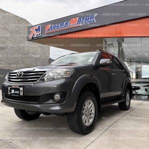 todo-terreno-suv-gasolina-4x4-7-pasajeros-3-filas-de-asientos-toyota-fortuner-2.7-tm-manual-full-equipo-plomo-2015-asientos-de-cuero-parrilla-estribos-4-vidrios-y-retrovisores-electricos-retrovisores-abatibles-con-direccionales-pantalla-camara-de-retro-halogenos-barra-de-tiro-sensores-de-parqueo-aleron-alarma-aire-acondicionado-airbags-faros-led-con-regulador-de-altura-suspension-dobinsons-aros-deportivos-toyota