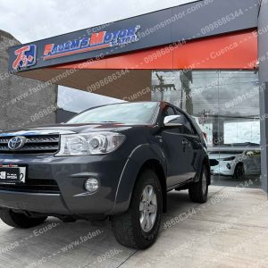 toyota-awt-fortuner-suv-todo-terreno-gasolina-4x4-tm-manual-7-pasajeros-3-filas-2011-plomo-halogenos-retrovisores-cromados-barra-de-tiro-sensores-de-parqueo-aleron-4-vidrios-y-retrovisores-electricos-alarma-bloqueo-central-airbags-asientos-de-cuero-radio-original-bluetooth-aux-usb-aire-acondicionado-bizona-frenos-de-disco-abs
