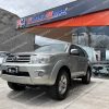 toyota-fortuner-tm-manual-2.7-2010-4x4-3-filas-7-pasajeros-halogenos-barra-de-tiro-sensores-de-parqueo-pantalla-camara-de-retro-aleron-alarma-4-vidrios-y-retrovisores-electricos-airbags-aire-acondicionado-bizona-bloqueo-central-retrovisores-cromados-4-frenos-de-disco-abs