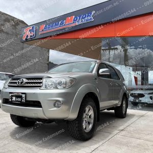 toyota-fortuner-tm-manual-2.7-2010-4x4-3-filas-7-pasajeros-halogenos-barra-de-tiro-sensores-de-parqueo-pantalla-camara-de-retro-aleron-alarma-4-vidrios-y-retrovisores-electricos-airbags-aire-acondicionado-bizona-bloqueo-central-retrovisores-cromados-4-frenos-de-disco-abs