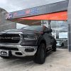 ram-camioneta-pickup-pick-up-4x4-doble-cabina-cd-gasolina-3.6-bighorn-etorque-hybrid-2023-plomo-pantalla-grande-cuero-aros-deportivos-fuel-r20-carpa-rigida-retrovisores-abatibles-faros-led-estribos-mapas-apple-carplay-android-auto-halogenos-rudones-barra-de-tiro-camara-de-retro-guardachoques-cromados-sensores-de-parqueo-freno-de-mano-electronico-velocidad-crucero-mandos-de-audio-al-volante-mandos-de-velocidad-al-volante-modos-de-manejo-boton-de-encendido-encendido-remoto-asientos-electricos-calefactables-ventana-aperturable-posterior-puertos-usb-c-aux-bluetooth-ta-automatico-auto-stop-tiptronic-mild-hybrid