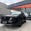 suv-todo-terreno-gasolina-mazda-cx-5-cx5-active-2.0-4x2-ta-automatico-negro-2023-full-cuero-alcantara-pantallas-entretenimiento-en-cabeceras-asientos-electricos-pantalla-camara-de-retro-sensores-de-parqueo-mandos-de-audio-al-volante-paletas-de-cambios-al-volante-android-auto-carplay-velocidad-crucero-faros-led-aros-deportivos-mazda-retrovisores-electricos-abatibles-skyactive-g-aleron-control-de-estabilidad-freno-de-mano-electronico-auto-hold-modos-de-manejo-aire-acondicionado-bizona-boton-de-encendido-2-llaves-doble-caja-caja-skyactive-at-tiptronic