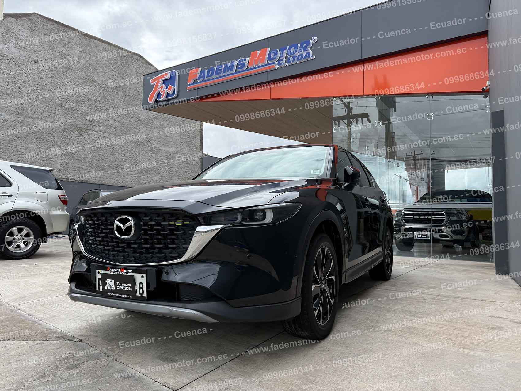 suv-todo-terreno-gasolina-mazda-cx-5-cx5-active-2.0-4x2-ta-automatico-negro-2023-full-cuero-alcantara-pantallas-entretenimiento-en-cabeceras-asientos-electricos-pantalla-camara-de-retro-sensores-de-parqueo-mandos-de-audio-al-volante-paletas-de-cambios-al-volante-android-auto-carplay-velocidad-crucero-faros-led-aros-deportivos-mazda-retrovisores-electricos-abatibles-skyactive-g-aleron-control-de-estabilidad-freno-de-mano-electronico-auto-hold-modos-de-manejo-aire-acondicionado-bizona-boton-de-encendido-2-llaves-doble-caja-caja-skyactive-at-tiptronic
