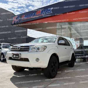 toyota-fortuner-awt-tm-manual-suv-todo-terreno-4x4-gasolina-2.7-blanco-2011-flamante-halogenos-aros-trd-estribos-retrovisores-cromados-aleron-sensores-de-parqueo-pantalla-original-bluetooth-cd-mp3-airbags-alarma-bloqueo-central-4-vidrios-y-retrovisores-electricos-aire-acondicionado-bizona-asientos-de-tela