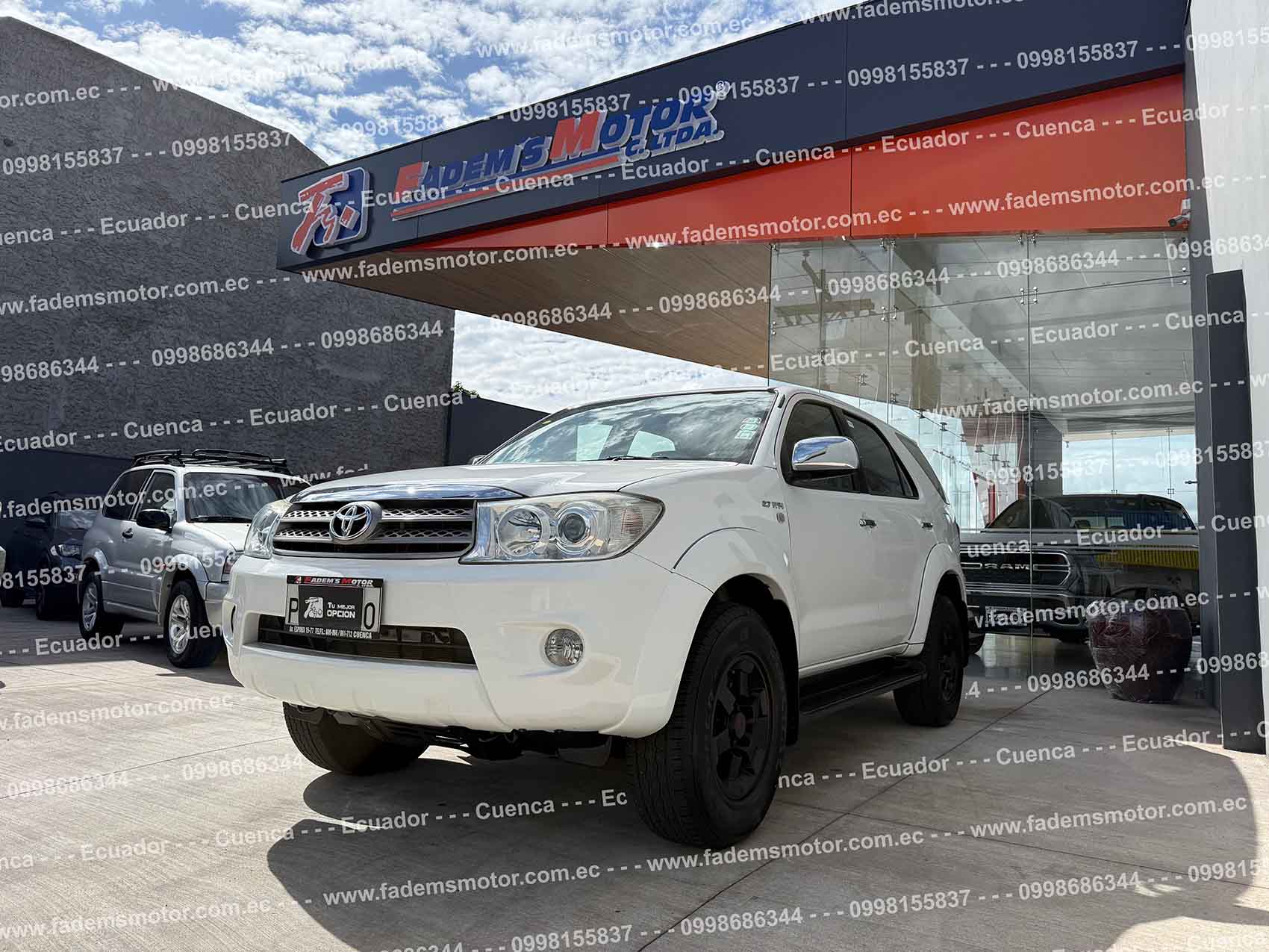 toyota-fortuner-awt-tm-manual-suv-todo-terreno-4x4-gasolina-2.7-blanco-2011-flamante-halogenos-aros-trd-estribos-retrovisores-cromados-aleron-sensores-de-parqueo-pantalla-original-bluetooth-cd-mp3-airbags-alarma-bloqueo-central-4-vidrios-y-retrovisores-electricos-aire-acondicionado-bizona-asientos-de-tela