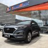 hyundai-tucson-tl-suv-4x2-gasolina-todo-terreno-tm-manual-plomo-2019-coreano-parrilla-halogenos-faros-led-con-regulador-de-altura-6-velocidades-pantalla-camara-de-retro-mandos-de-audio-al-volante-4-vidrios-y-retrovisores-electricos-4-frenos-de-disco-ventilados-abs-airbags-aire-acondicionado-bizona-aleron