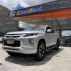 camioneta-pickup-4x4-diesel-doble-cabina-cd-ta-automatico-mitsubishi-l200-gls-plus-2.4-blanco-2021-full-equipo-pantalla-camara-de-retro-sensores-de-parqueo-aros-deportivos-mitsubishi-estribos-mandos-de-audio-al-volante-paletas-de-cambios-al-volante-4-vidrios-y-retrovisores-electricos-control-de-estabilidad-velocidad-crucero-mandos-de-velocidad-al-volante-retrovisores-cromados-con-direccionales-retrovisores-abatibles-faros-led-con-regulador-de-altura-boton-de-encendido-asientos-de-cuero-6-airbags-doble-caja-caja-automatica-con-modo-sport-invecs-ii-halogenos