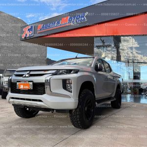 camioneta-pickup-4x4-diesel-doble-cabina-cd-ta-automatico-mitsubishi-l200-gls-plus-2.4-blanco-2021-full-equipo-pantalla-camara-de-retro-sensores-de-parqueo-aros-deportivos-mitsubishi-estribos-mandos-de-audio-al-volante-paletas-de-cambios-al-volante-4-vidrios-y-retrovisores-electricos-control-de-estabilidad-velocidad-crucero-mandos-de-velocidad-al-volante-retrovisores-cromados-con-direccionales-retrovisores-abatibles-faros-led-con-regulador-de-altura-boton-de-encendido-asientos-de-cuero-6-airbags-doble-caja-caja-automatica-con-modo-sport-invecs-ii-halogenos