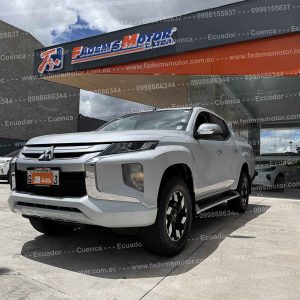 camioneta-pickup-4x4-diesel-doble-cabina-cd-ta-automatico-mitsubishi-l200-gls-plus-2.4-blanco-2021-full-equipo-pantalla-camara-de-retro-sensores-de-parqueo-aros-deportivos-mitsubishi-estribos-mandos-de-audio-al-volante-paletas-de-cambios-al-volante-4-vidrios-y-retrovisores-electricos-control-de-estabilidad-velocidad-crucero-mandos-de-velocidad-al-volante-retrovisores-cromados-con-direccionales-retrovisores-abatibles-faros-led-con-regulador-de-altura-boton-de-encendido-asientos-de-cuero-6-airbags-doble-caja-caja-automatica-con-modo-sport-invecs-ii-halogenos