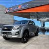 camioneta-pick-up-pickup-4x4-tm-manual-cd-doble-cabina-chevrolet-dmax-d-max-crdi-premier-2.5-aire-acondicionado-plateado-2023-full-equipo-aros-high-country-retrovisores-cromados-electricos-abatibles-asientos-de-cuero-mandos-de-audio-al-volante-pantalla-camara-de-retro-halogenos-retrovisores-con-direccionales-4-frenos-de-disco-ventilados-faros-led-carpa-control-de-descenso-airbags-control-de-estabilidad-4-vidrios-y-retrovisores-electricos