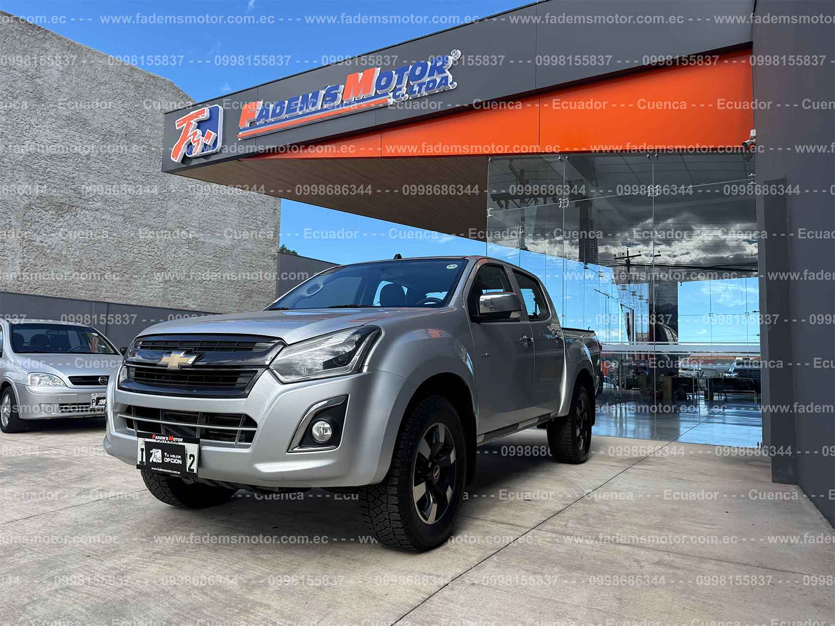 camioneta-pick-up-pickup-4x4-tm-manual-cd-doble-cabina-chevrolet-dmax-d-max-crdi-premier-2.5-aire-acondicionado-plateado-2023-full-equipo-aros-high-country-retrovisores-cromados-electricos-abatibles-asientos-de-cuero-mandos-de-audio-al-volante-pantalla-camara-de-retro-halogenos-retrovisores-con-direccionales-4-frenos-de-disco-ventilados-faros-led-carpa-control-de-descenso-airbags-control-de-estabilidad-4-vidrios-y-retrovisores-electricos