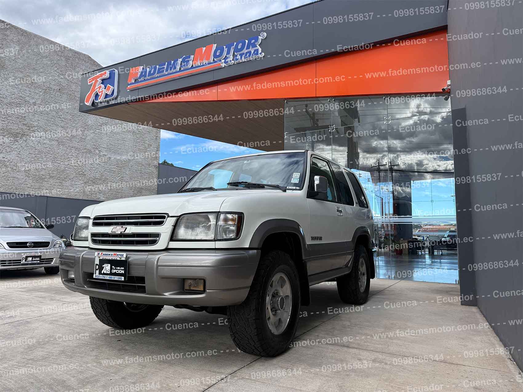 suv-todo-terreno-4x4-chevrolet-gasolina-trooper-3p-tm-manual-3-puertas-2002-blanco-halogenos-retrovisores-electricos-abatibles-isuzu-radio-original-barra-de-tiro-aire-acondicionado-desempañador-4-frenos-de-disco-ventilados-impecable-version-rs-japones-bloqueo-central-alarma-vidrios-electricos-v6-3.2-candados-automaticos