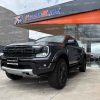 pickup-pick-up-camioneta-doble-cabina-4x4-gasolina-ta-automatica-ford-ranger-raptor-3.0-cd-aros-deportivos-r17-carpa-rigida-electrica-doble-toma-de-escape-barra-de-tiro-sensores-de-parqueo-asientos-de-cuero-y-alcantara-halogenos-neblineros-faros-led-retrovisores-electricos-abatibles-estribos-retrovisores-con-direccionales-mantenimientos-en-casa-comercial-paletas-de-cambios-al-volante-mandos-de-audio-y-velocidad-al-volante-pantalla-tipo-tesla-apple-carplay-android-auto-asientos-deportivos-compuerta-electrica-freno-de-mano-electronico-control-de-estabilidad-auto-stop-auto-start-seguimiento-de-carril-modos-de-manejo-asientos-electricos-calefactables-encendido-remoto-suspension-fox-frenos-de-disco-ventilados-luces-diurnas-calcomanias-raptor-parachoque-con-protector-de-acero-reforzado-2025-plomo