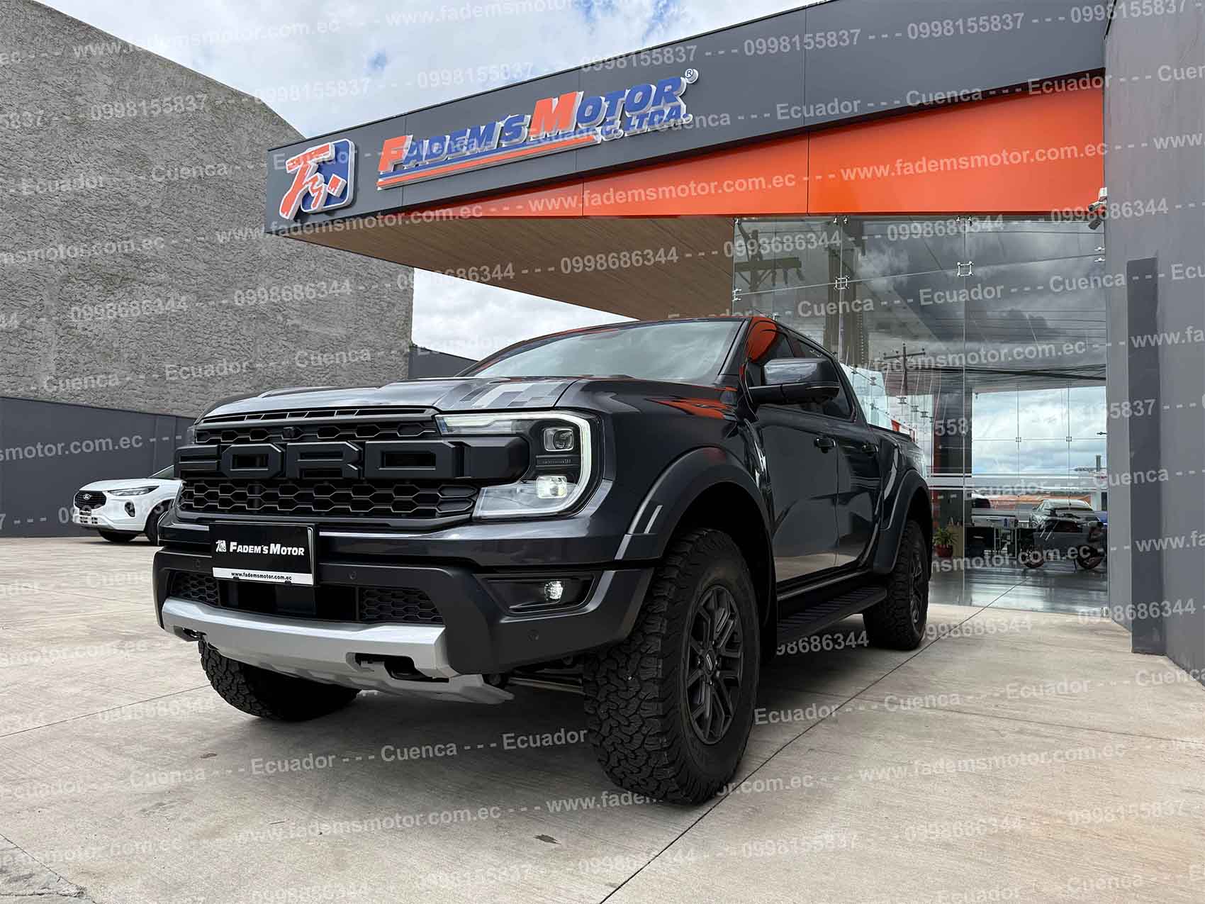 pickup-pick-up-camioneta-doble-cabina-4x4-gasolina-ta-automatica-ford-ranger-raptor-3.0-cd-aros-deportivos-r17-carpa-rigida-electrica-doble-toma-de-escape-barra-de-tiro-sensores-de-parqueo-asientos-de-cuero-y-alcantara-halogenos-neblineros-faros-led-retrovisores-electricos-abatibles-estribos-retrovisores-con-direccionales-mantenimientos-en-casa-comercial-paletas-de-cambios-al-volante-mandos-de-audio-y-velocidad-al-volante-pantalla-tipo-tesla-apple-carplay-android-auto-asientos-deportivos-compuerta-electrica-freno-de-mano-electronico-control-de-estabilidad-auto-stop-auto-start-seguimiento-de-carril-modos-de-manejo-asientos-electricos-calefactables-encendido-remoto-suspension-fox-frenos-de-disco-ventilados-luces-diurnas-calcomanias-raptor-parachoque-con-protector-de-acero-reforzado-2025-plomo