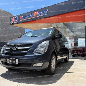 furgoneta-van-buseta-diesel-12-pasajeros-aire-acondicionado-2.5-diesel-4x2-tm-manual-azul-2015-hyundai-h1-full-halogenos-neblineros-parrilla-alarma-bloqueo-central-faros-led-con-regulador-de-altura-pantalla-en-techo-impecable-flamante-unico-dueño-2-llaves-vidrios-retrovisores-electricos-radio-jvc-cd-mp3-aux-usb