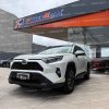 suv-todo-terreno-4x2-gasolina-toyota-rav4-rav-4-le-aire-acondicionado-2.0-tm-manual-blanco-2020-full-aros-deportivos-toyota-halogenos-neblineros-faros-led-retrovisores-electricos-con-direccionales-parrilla-doble-toma-de-escape-aleron-mandos-de-audio-al-volante-freno-de-mano-electronico-sensores-de-parqueo-airbags-pantalla-touch-doble-dim-apple-carplay-android-auto-cd/mp3-audio-bluetooth-control-de-estabilidad-3-modos-de-manejo-auto-hold-eco-normal-sport-usb-aux