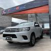 toyota-hilux-doble-cabina-cd-gasolina-2.7-4x2-full-aros-aire-acondicionado-faros-led-con-regulador-de-altura-retrovisores-cromados-electricos-con-direccionales-airbags-4-vidrios-electricos-2-llaves-tipo-navaja-full-equipo-blanco-2023